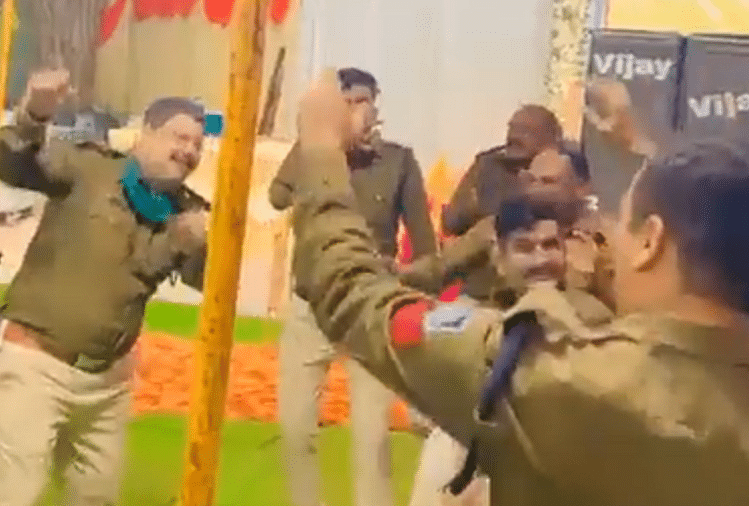 Burhanpur: Lagu dimainkan di kantor polisi Kotwali- Duduk di kantor polisi, Pandeyji bermain bersiul; Video tarian polisi viral Burhanpur: Lagu Diputar Di Kantor Polisi Kotwali- Thana Me Baithe, Pandeyji Bajave Seeti; Viral Video Tarian Polisi – Burhanpur: Lagu diputar di kantor polisi Kotwali – Duduk di kantor polisi, Pandeyji memainkan peluit; Video tarian polisi viral