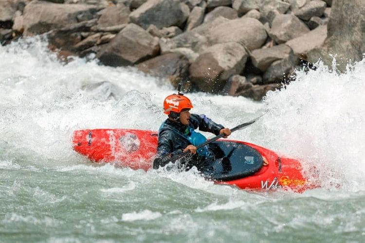 Kayak Di Sungai Yangti – Untuk pertama kalinya Narendra melakukan Kayak di ketinggian 11 ribu kaki