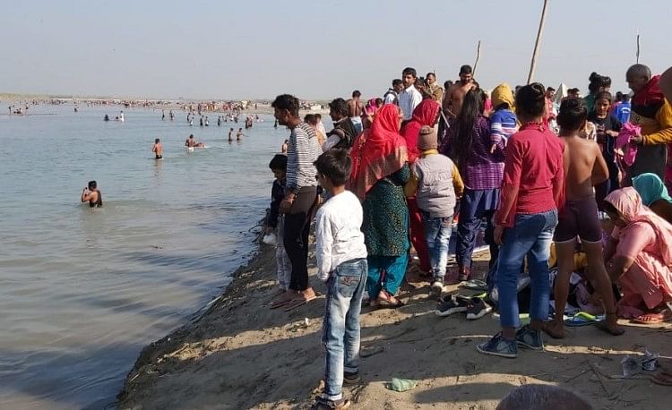 Para Penyembah Mencelupkan Keyakinan Di Sungai Gangga