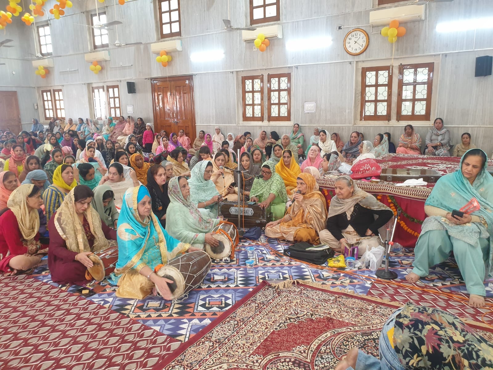 कीर्तन सुनती संगत कीर्तन सुनती संगत