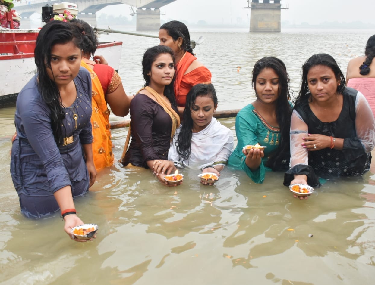 अयोध्या कार्तिक पूर्णिमा पर  सरयू में स्नान के बाद दीप दान करती युवतियां