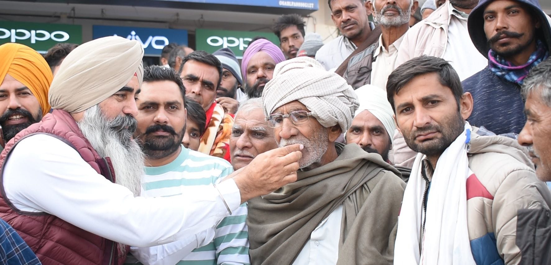 अनाज मंडी में किसानों को मिठाई खिलाते किसान नेता लखविंद्र सिंह औलख अनाज मंडी में किसानों को मिठाई खिलाते किसान नेता लखविंद्र सिंह औलख