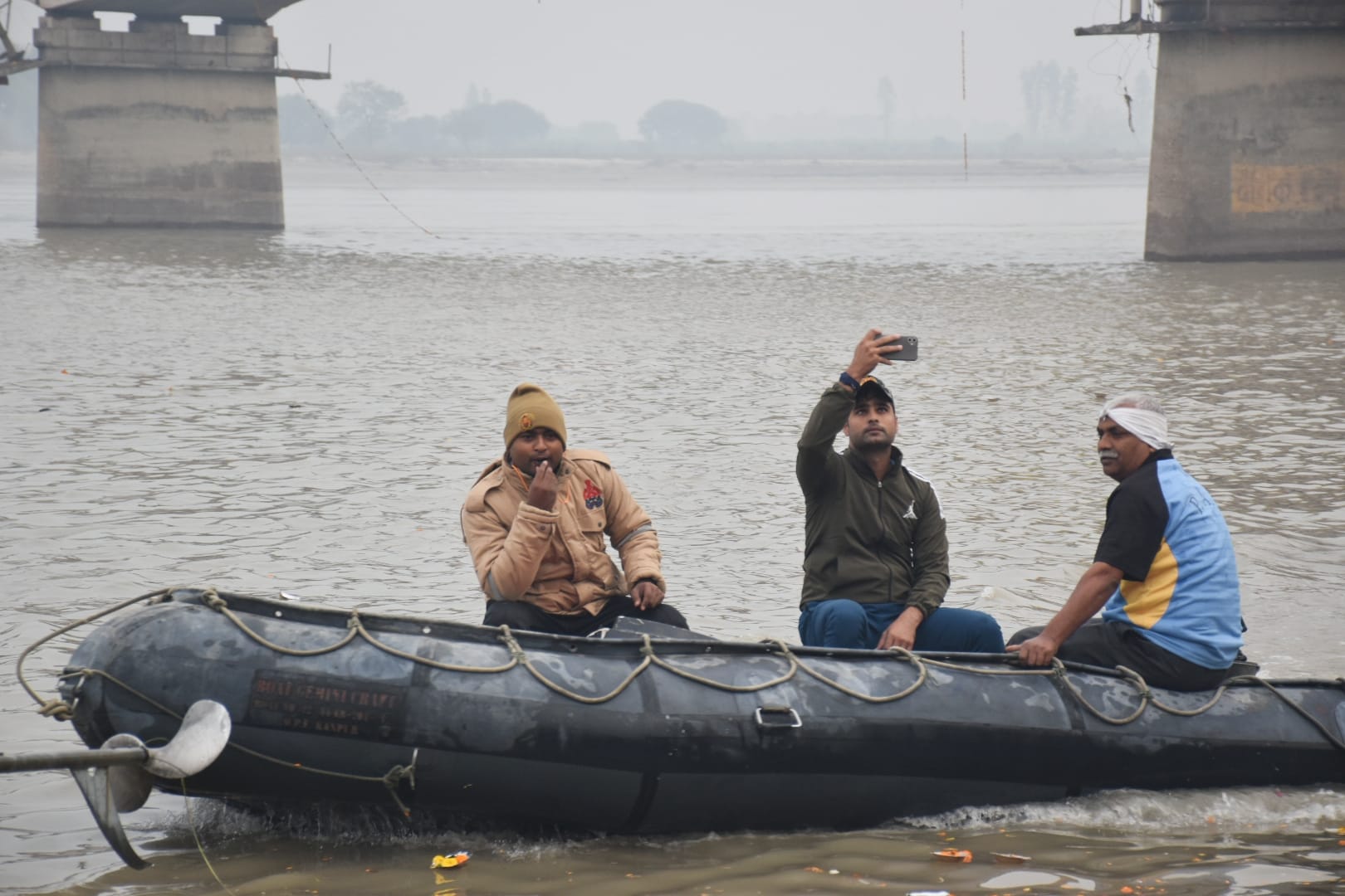 अयोध्या कार्तिक पूर्णिमा स्नान के दौरान लोगों को स्नान के दौरान जागरूक करती जल पुलिस