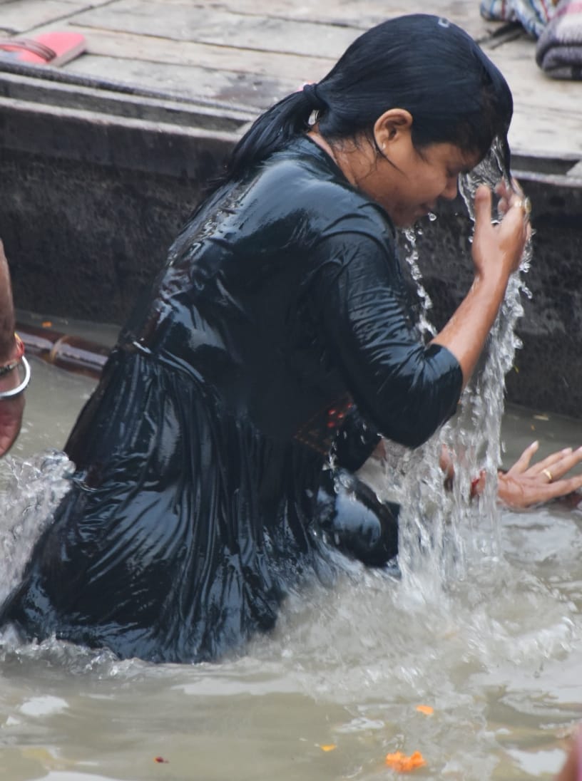 अयोध्या सरयू में स्नान करते श्रद्धालु