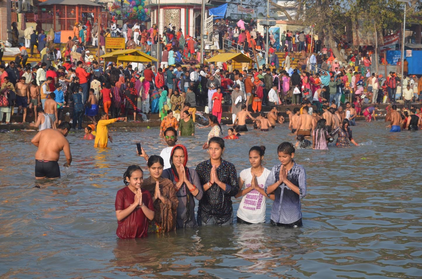 शुकतीर्थ गंगा मे स्नान कर पुजा अर्चना करते श्रद्धालु। शुकतीर्थ गंगा मे स्नान कर पुजा अर्चना करते श्रद्धालु।