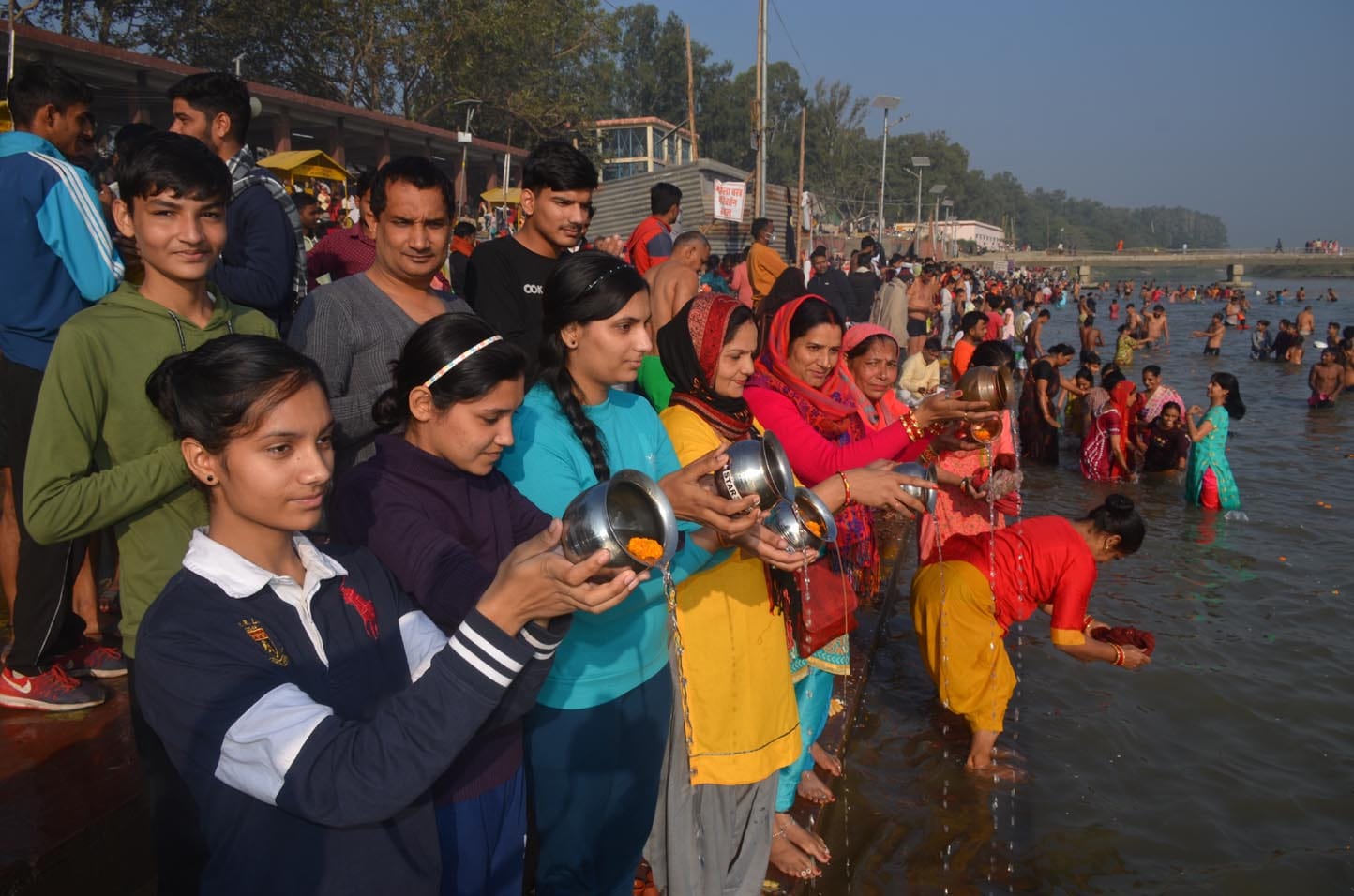 शुकतीर्थ गंगा मे स्नान कर पुजा अर्चना करते श्रद्धालु। शुकतीर्थ गंगा मे स्नान कर पुजा अर्चना करते श्रद्धालु।
