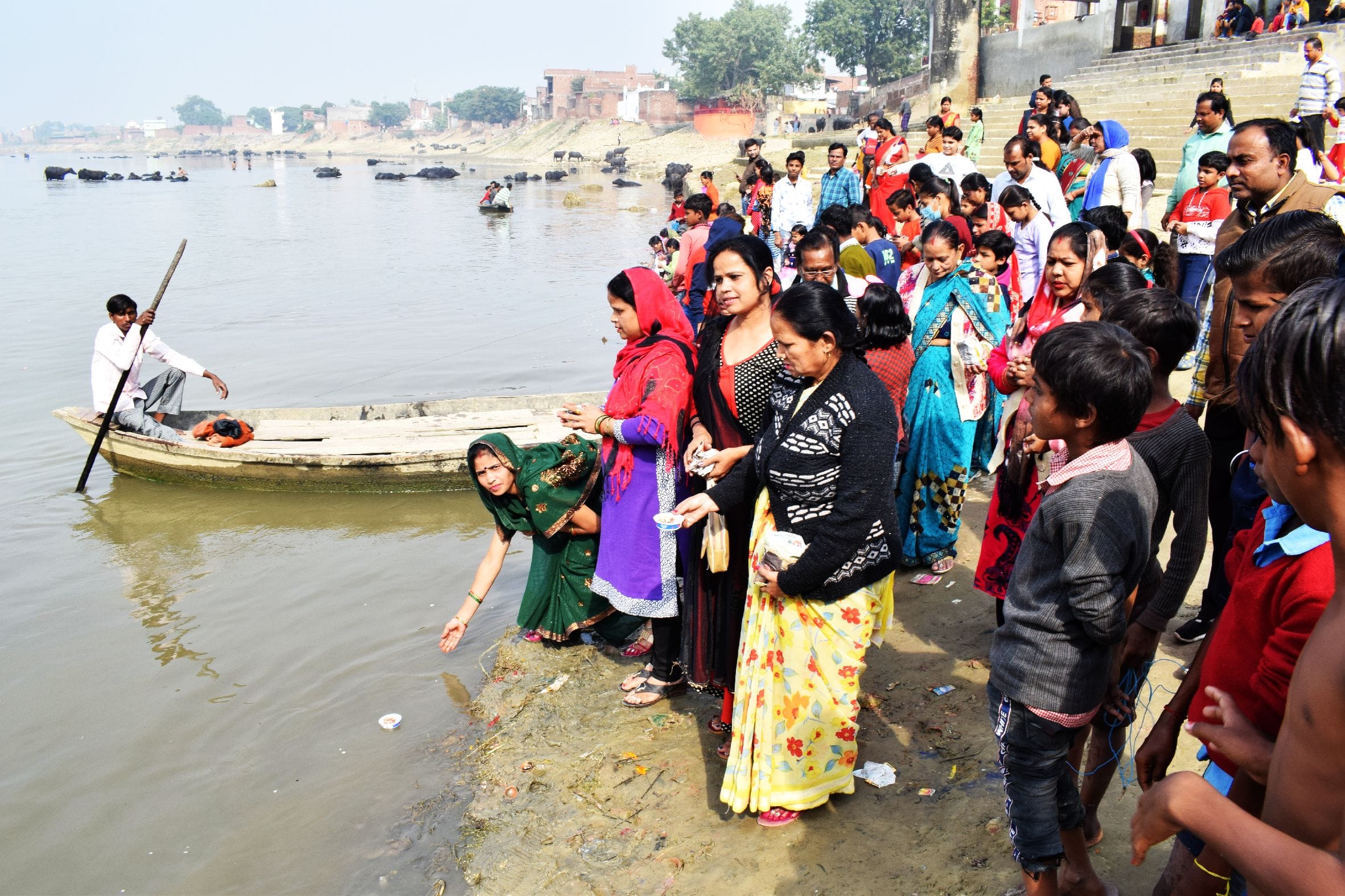 शाहजहांपुर में गंगा स्नान पर गर्रा नदी तट पर पूजा अर्चना करती महिलाएं । संवाद