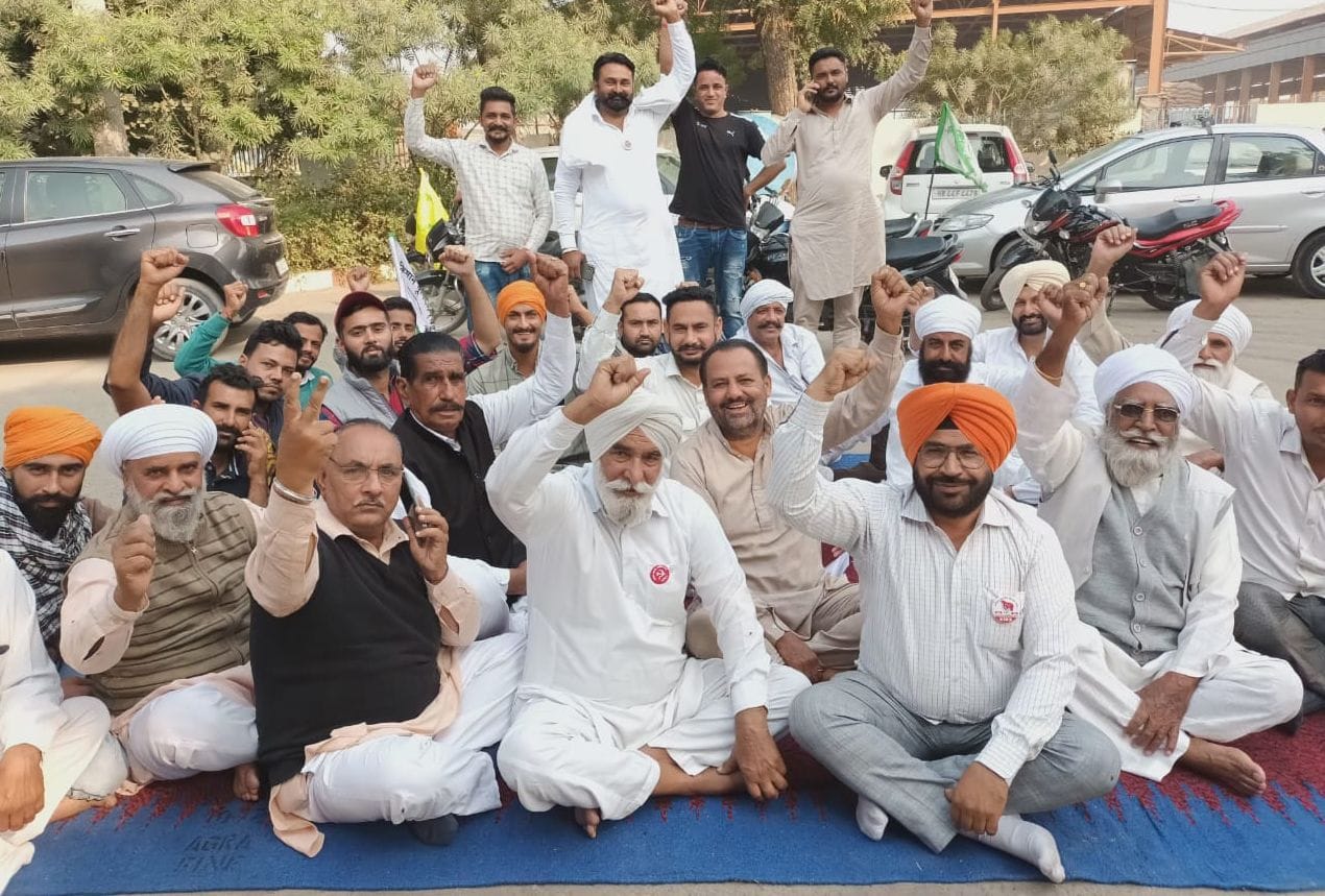 ऐलनाबाद में बैठक के दौरान उपस्थित किसान व किसान नेता ऐलनाबाद में बैठक के दौरान उपस्थित किसान व किसान नेता