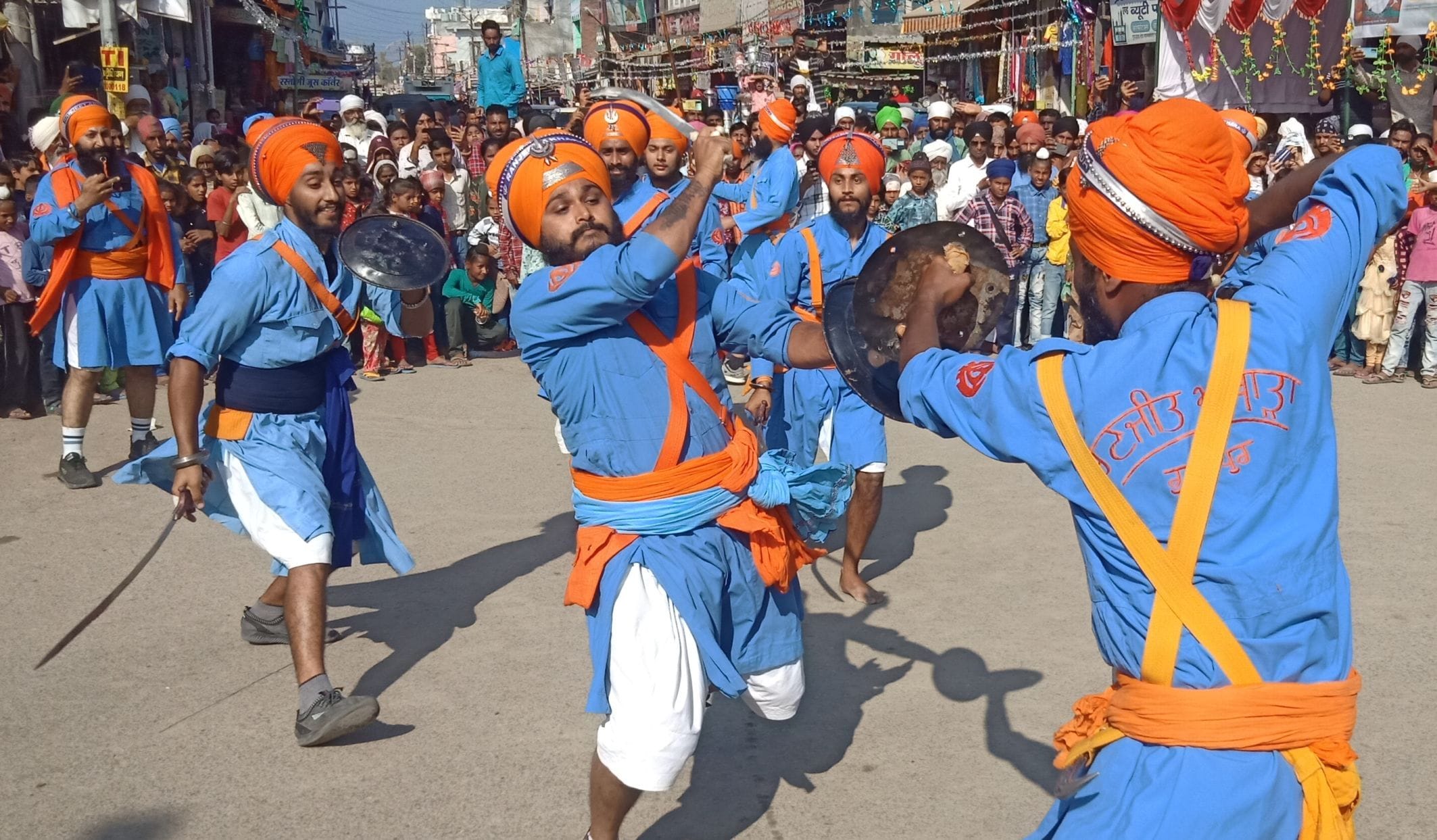 नानकमत्ता नगर कीर्तन करतब दिखाते रंजीत अखाड़ा के सदस्य। नानकमत्ता नगर कीर्तन करतब दिखाते रंजीत अखाड़ा के सदस्य।
