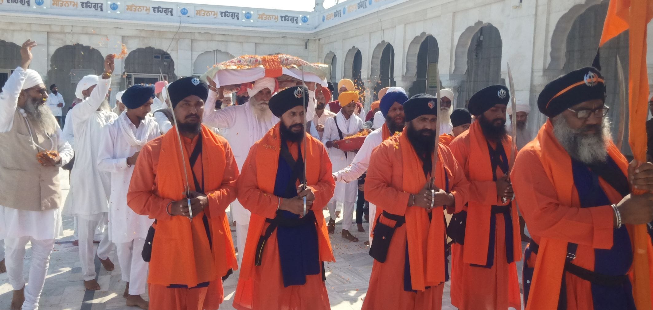 नानकमत्ता गुरुद्वारा साहिब में गुरु महाराज की अगुवाई करते पंच प्यारे। नानकमत्ता गुरुद्वारा साहिब में गुरु महाराज की अगुवाई करते पंच प्यारे।