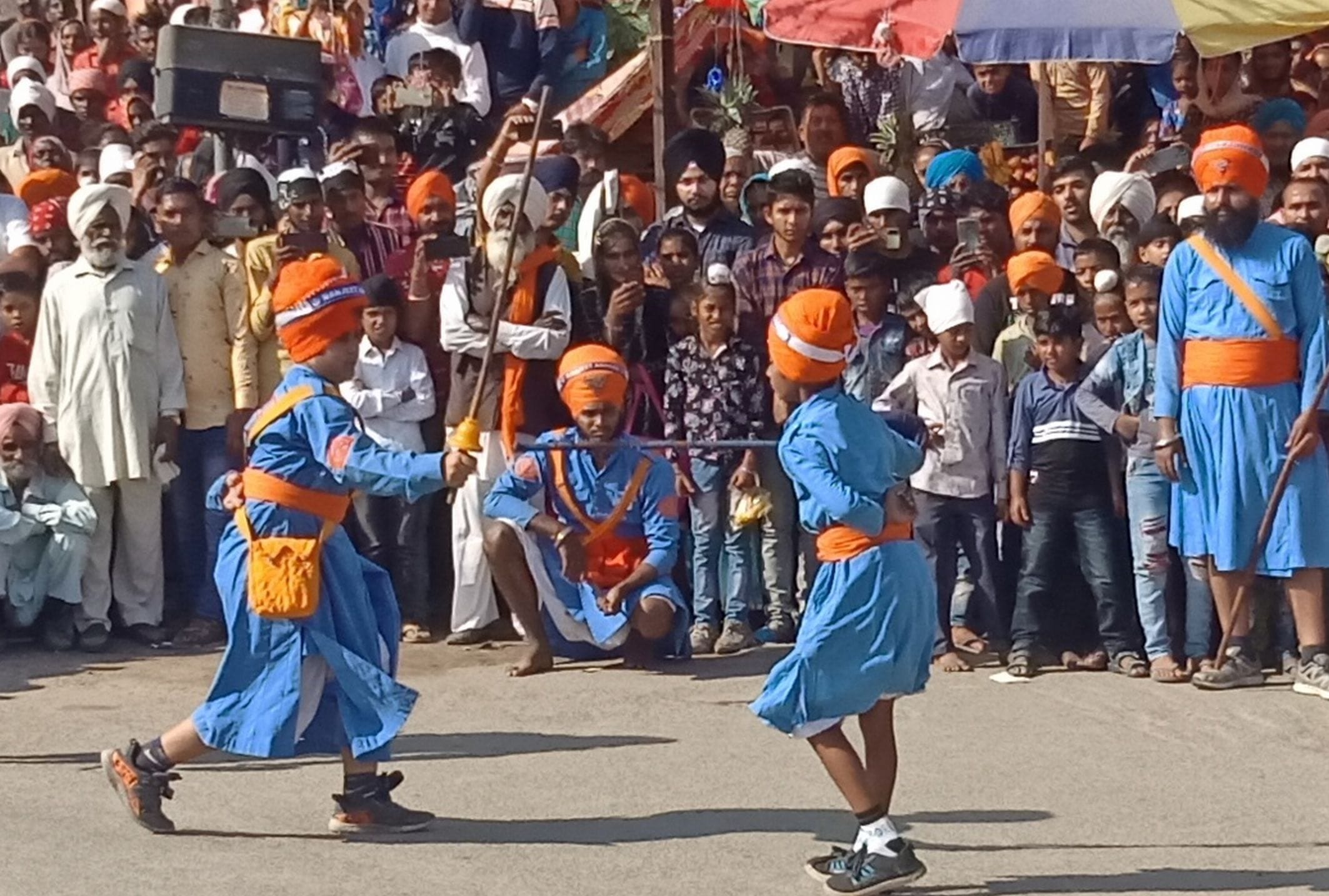 नानकमत्ता में नगर कीर्तन के दौरान नन्हें बच्चों ने भी गतका खेलकर हैरतअंगेज करतब दिखाए। नानकमत्ता में नगर कीर्तन के दौरान नन्हें बच्चों ने भी गतका खेलकर हैरतअंगेज करतब दिखाए।