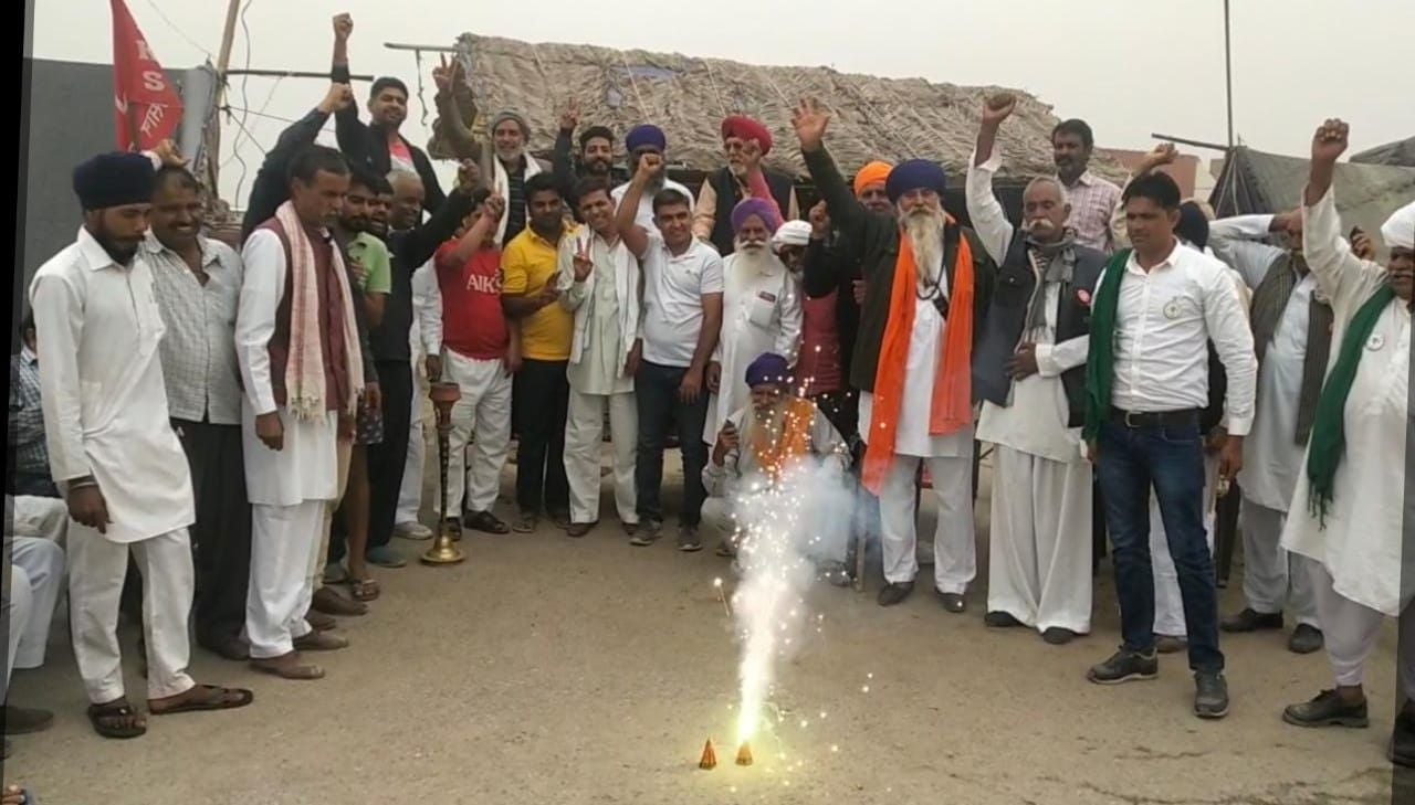 जयसिंहपुर खेड़ा बॉर्डर पर पटाखे जलाकर खुशी मनाते किसान। संवाद जयसिंहपुर खेड़ा बॉर्डर पर पटाखे जलाकर खुशी मनाते किसान। संवाद