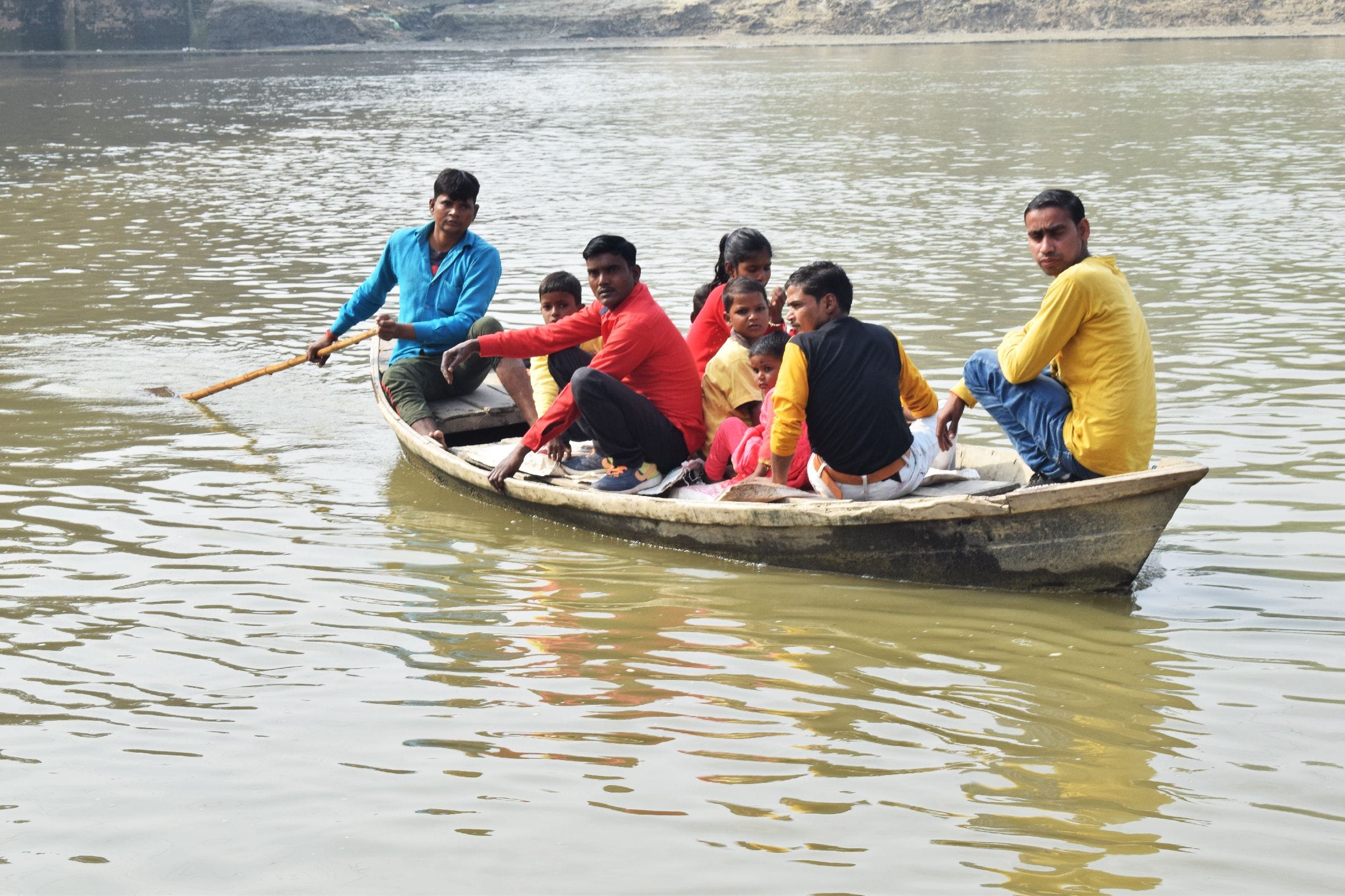 शाहजहांपुर में गंगा स्नान पर गर्रा नदी में नौका बिहार करते लोग । संवाद