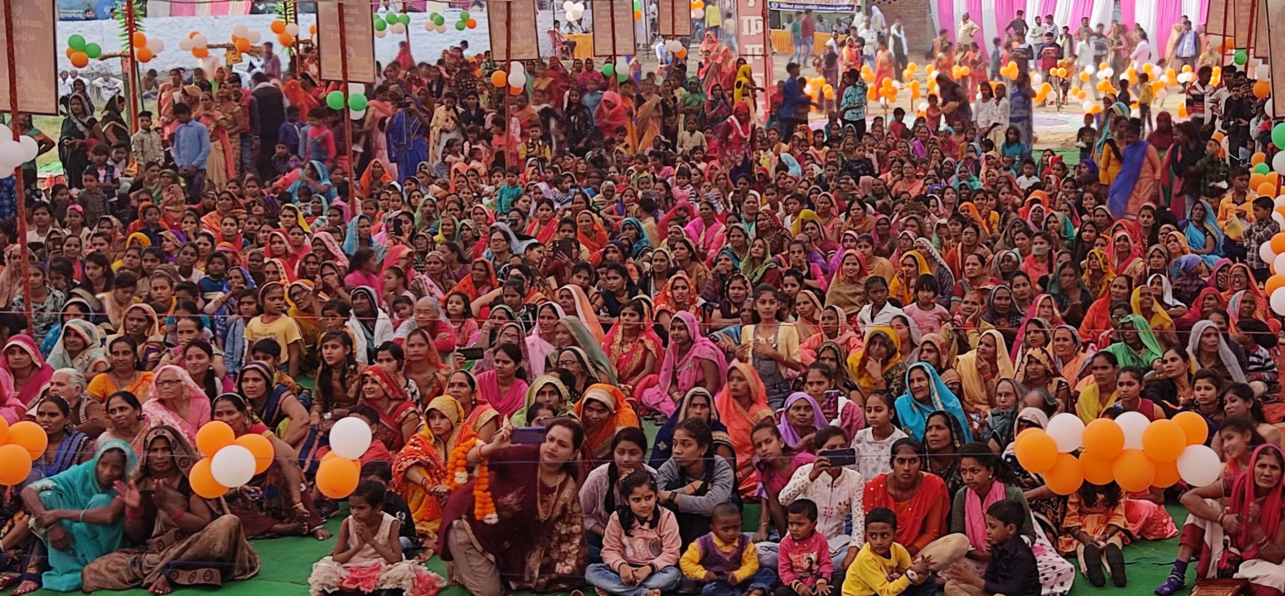 बुढ़वा में धर्म संस्कार सामूहिक विवाह कार्यक्रम में मौजूद भीड़। संवाद