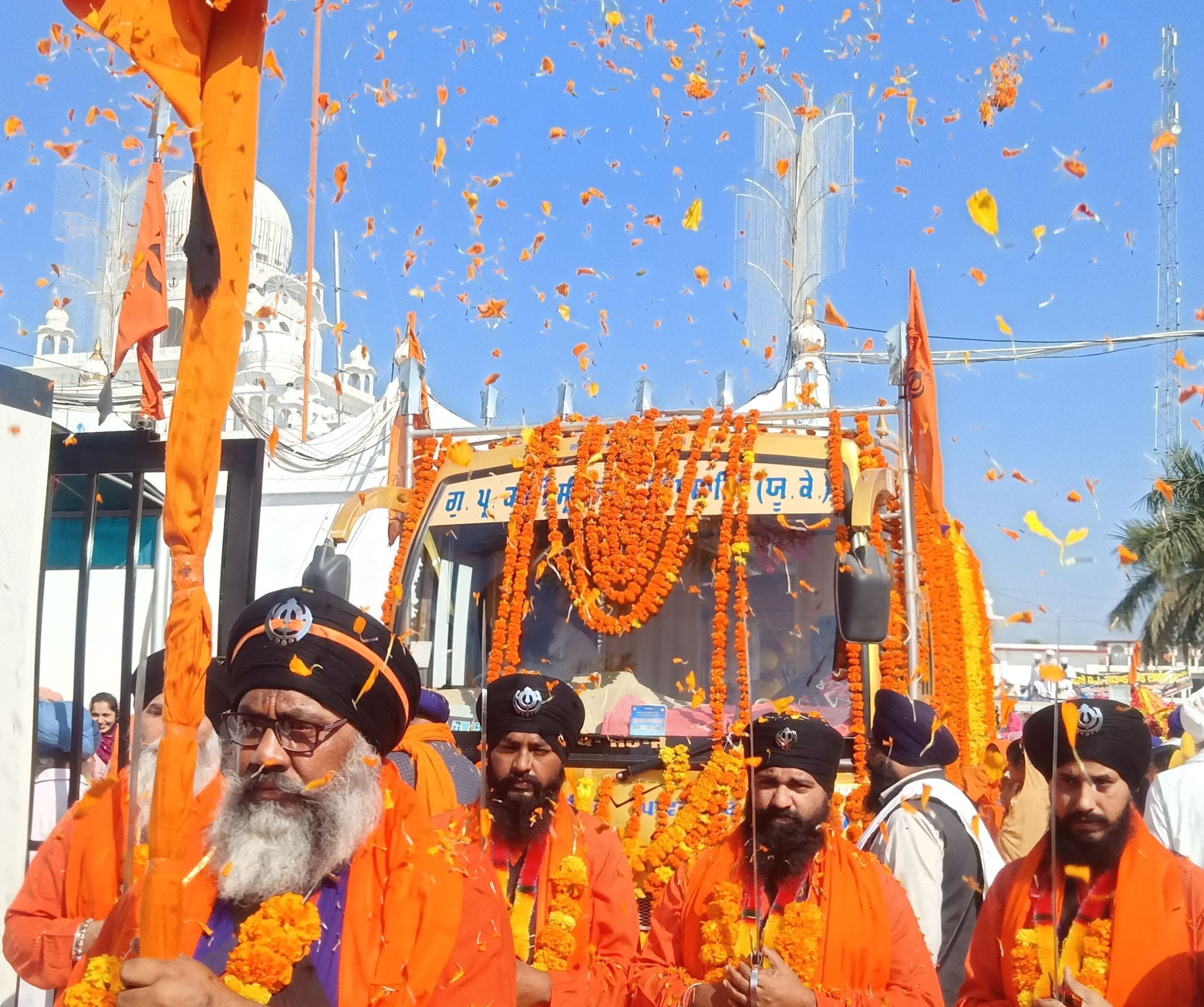 नानकमत्ता नगर कीर्तन में गुरुद्वारा साहिब के सामने गुरु महाराज के रथ व पंच प्यारों पर पुष्प वर्ष? नानकमत्ता नगर कीर्तन में गुरुद्वारा साहिब के सामने गुरु महाराज के रथ व पंच प्यारों पर पुष्प वर्ष?