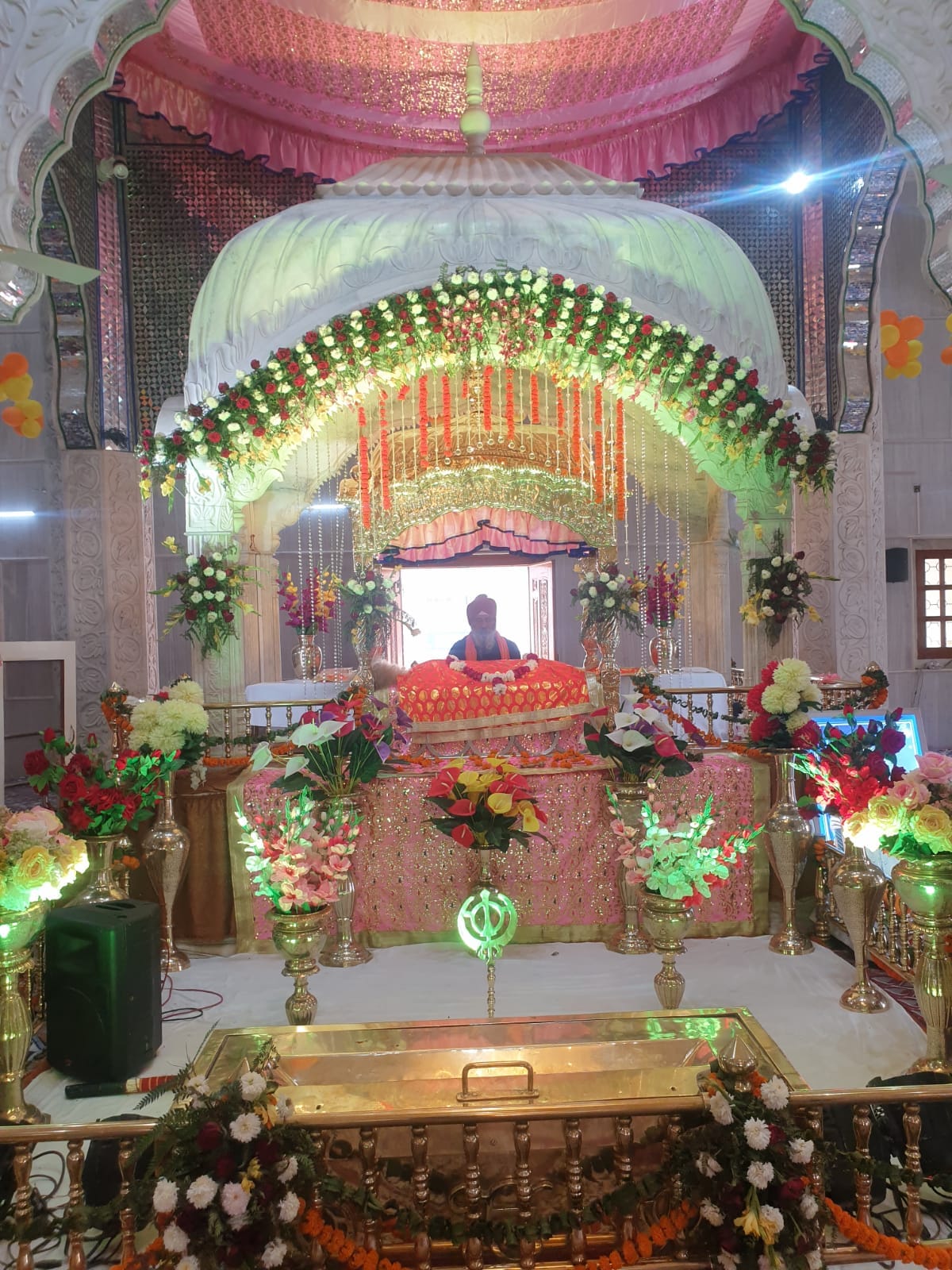 सजाया गया गुरु का दरबार सजाया गया गुरु का दरबार