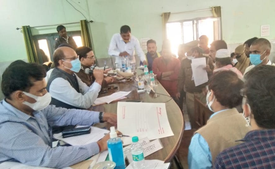नजीबाबाद समाधान दिवस में फरियादियों को सुनते डीएम व एसपी। नजीबाबाद समाधान दिवस में फरियादियों को सुनते डीएम व एसपी।