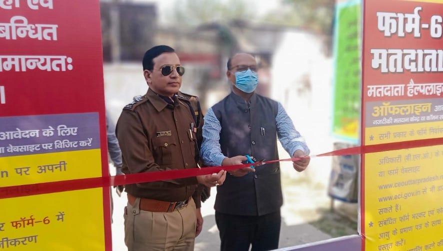 नजीबाबाद में निर्वाचक रजिस्ट्रीकरण कार्यालय का उद्घाटन करते डीएम व एसपी। नजीबाबाद में निर्वाचक रजिस्ट्रीकरण कार्यालय का उद्घाटन करते डीएम व एसपी।