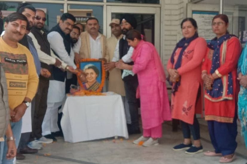 गदरपुर में इंदिरा गांधी को श्रद्धांजलि देते कांग्रेस कार्यकर्ता।