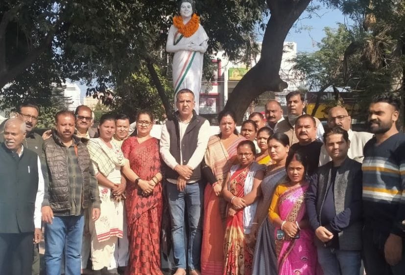 रुद्रपुर में पूर्व प्रधानमंत्री इंदिरा गांधी की जयंती मनाते कांग्रेस कार्यकर्ता।