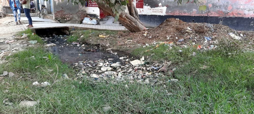 पतेई खालसा गांव में चौक पड़ा नाला। पतेई खालसा गांव में चौक पड़ा नाला।