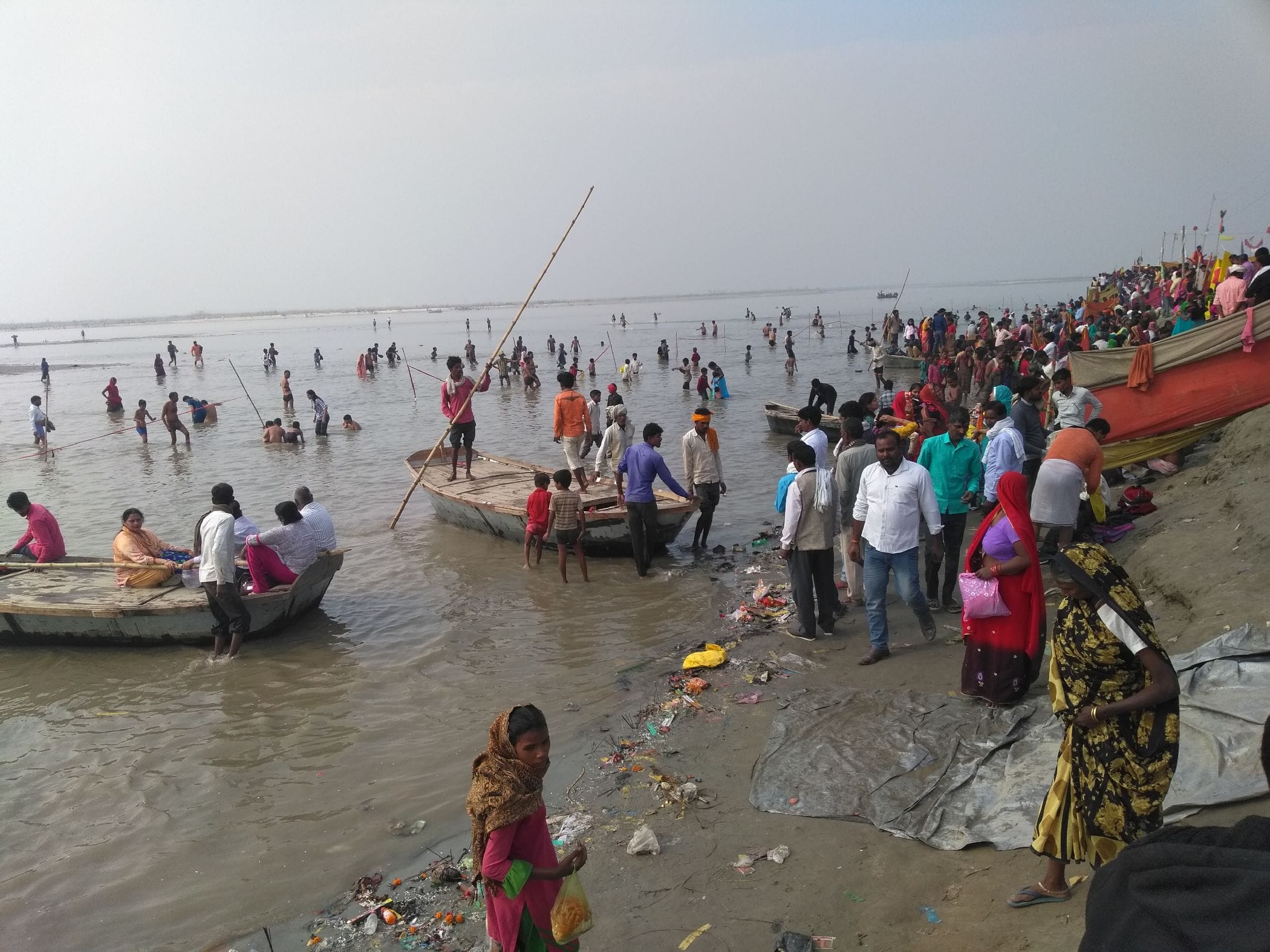 मिर्जापुर के ढाईघाट में कार्तिक पूर्णिमा पर गंगा स्नान करते श्रद्धालु। संवाद मिर्जापुर के ढाईघाट में कार्तिक पूर्णिमा पर गंगा स्नान करते श्रद्धालु। संवाद