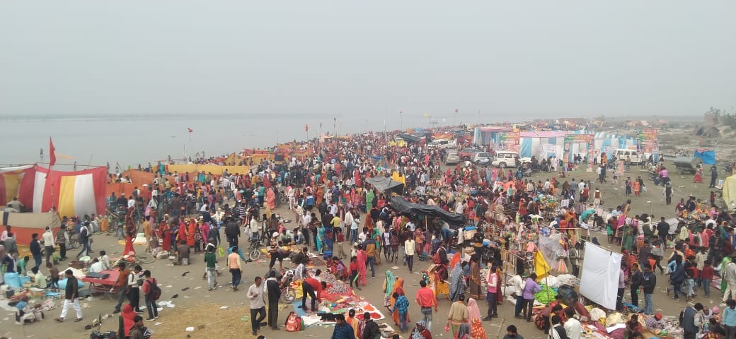 ढाईघाट गंगातट पर उमड़ा आस्था का सैलाब। संवाद ढाईघाट गंगातट पर उमड़ा आस्था का सैलाब। संवाद