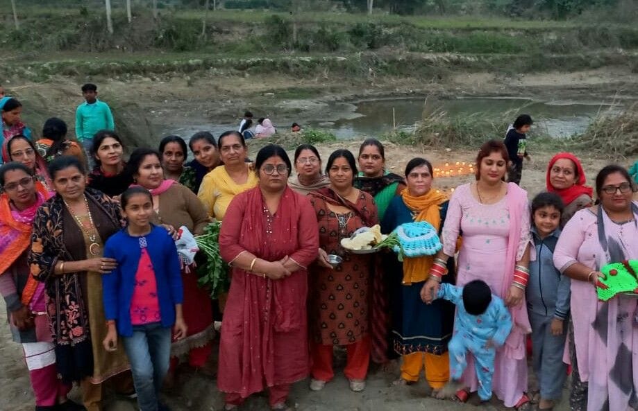 केलाखेड़ा में गड़री नदी घाट पर पूजा अर्चना करती व्रती महिलाएं।