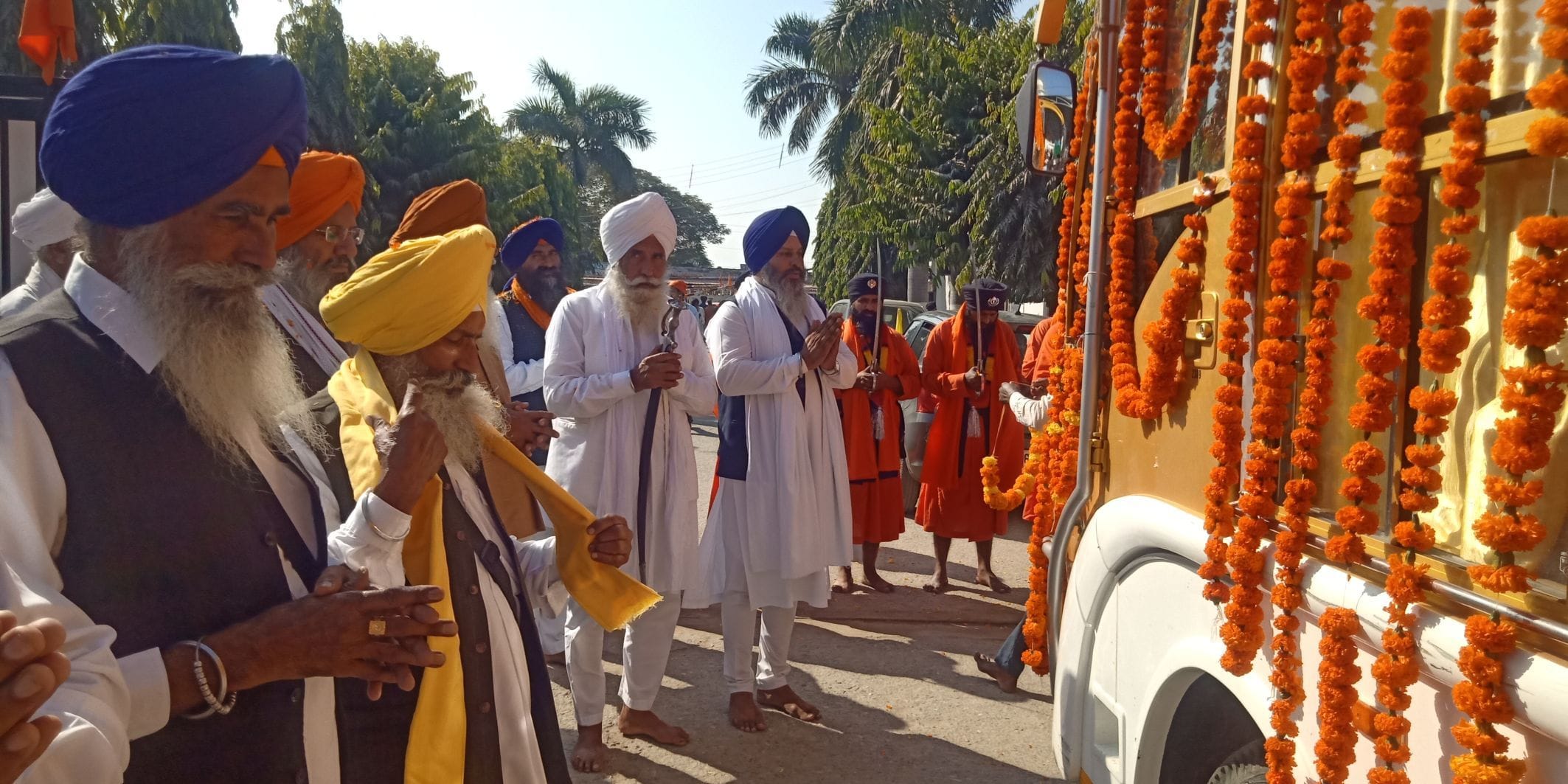 नानकमत्ता नगर कीर्तन में गुरु महाराज की पालकी के आगे अरदास करते मुख्य ग्रंथी ज्ञानी जसवंत सिंह। नानकमत्ता नगर कीर्तन में गुरु महाराज की पालकी के आगे अरदास करते मुख्य ग्रंथी ज्ञानी जसवंत सिंह।