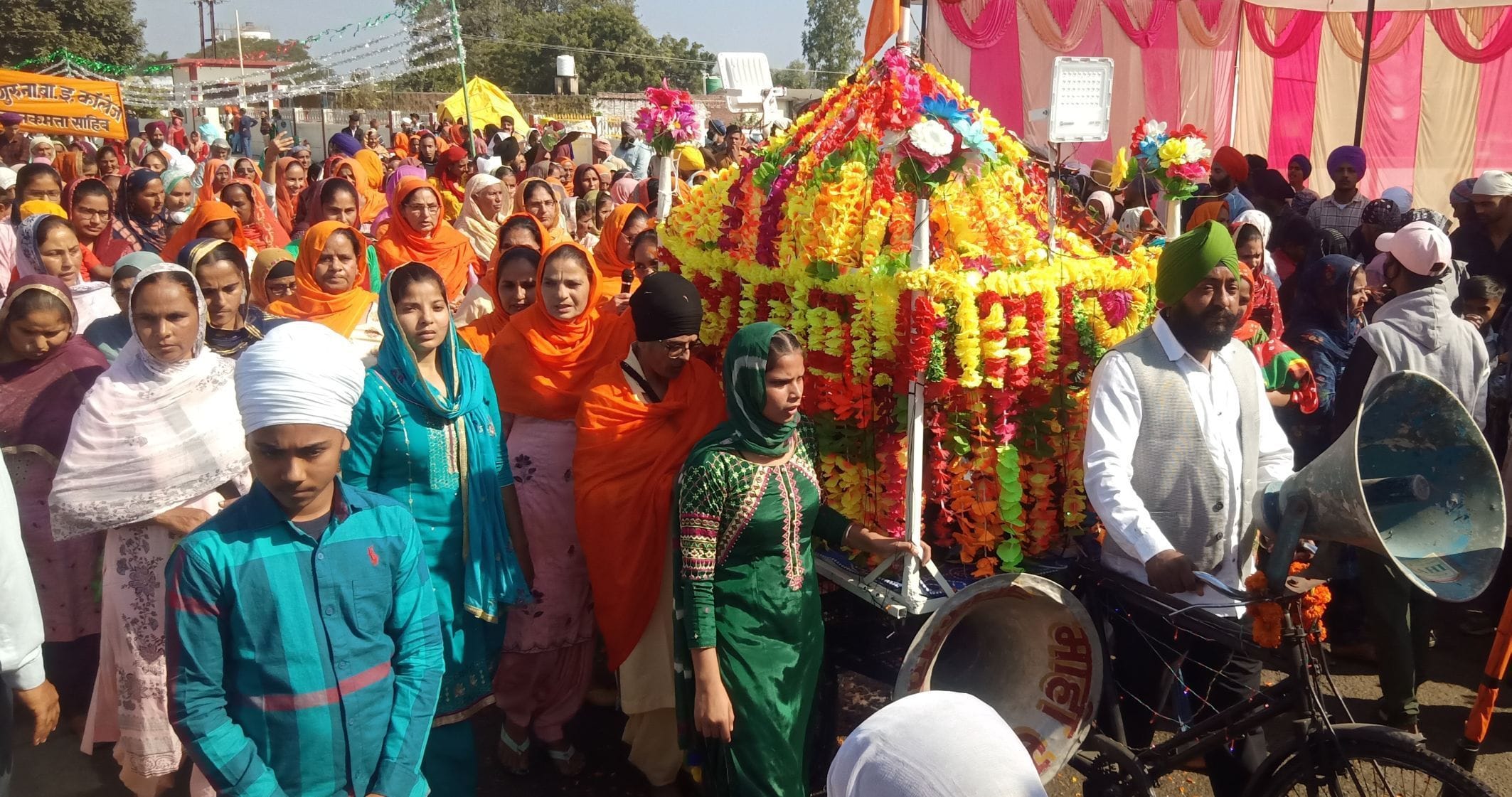 नानकमत्ता में पालकी के आगे कीर्तन करते चलती महिला सिख संगत। नानकमत्ता में पालकी के आगे कीर्तन करते चलती महिला सिख संगत।