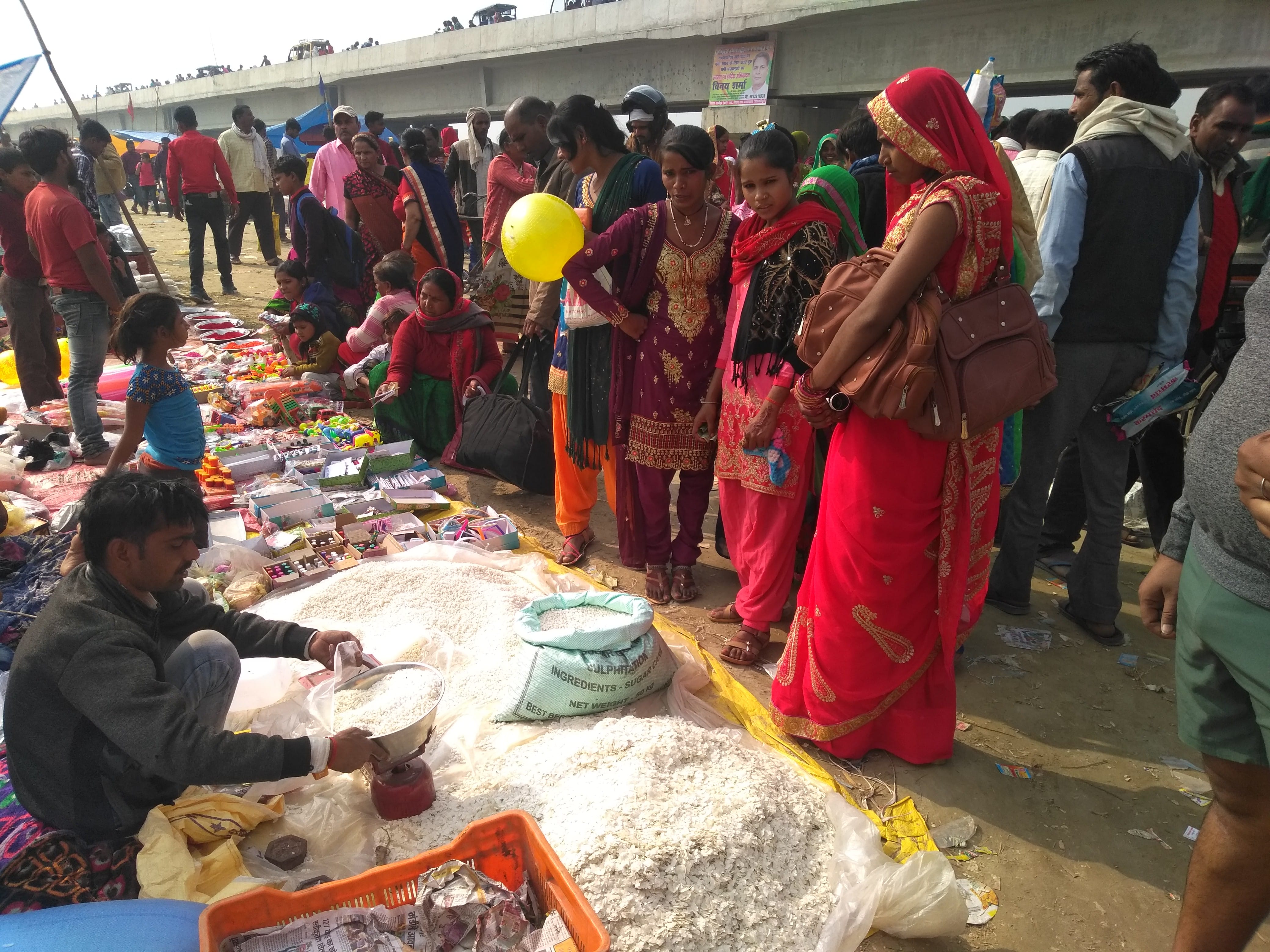 मेले में प्रसाद आदि की खरीददारी करते श्रद्धालु। संवाद मेले में प्रसाद आदि की खरीददारी करते श्रद्धालु। संवाद