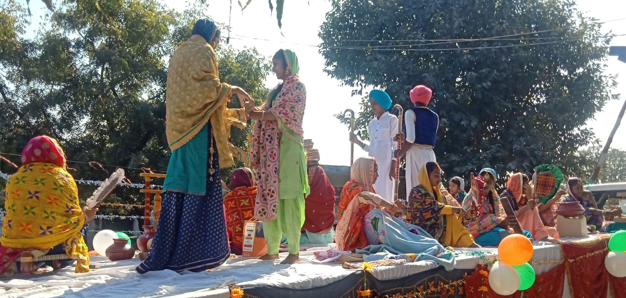 नानकमत्ता में निकले नगर कीर्तन में पंजाबी की संस्कृति बिखेरतीं गुरुनानक बालिका इंटर कालेज की बा नानकमत्ता में निकले नगर कीर्तन में पंजाबी की संस्कृति बिखेरतीं गुरुनानक बालिका इंटर कालेज की बा