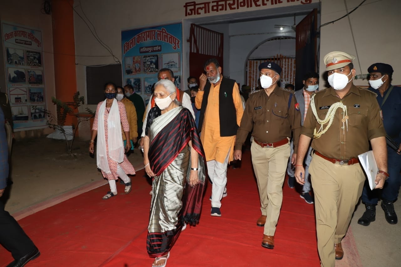 जिला कारागार से बाहर निकलतीं राज्यपाल आनंदी बेन पटेल जिला कारागार से बाहर निकलतीं राज्यपाल आनंदी बेन पटेल