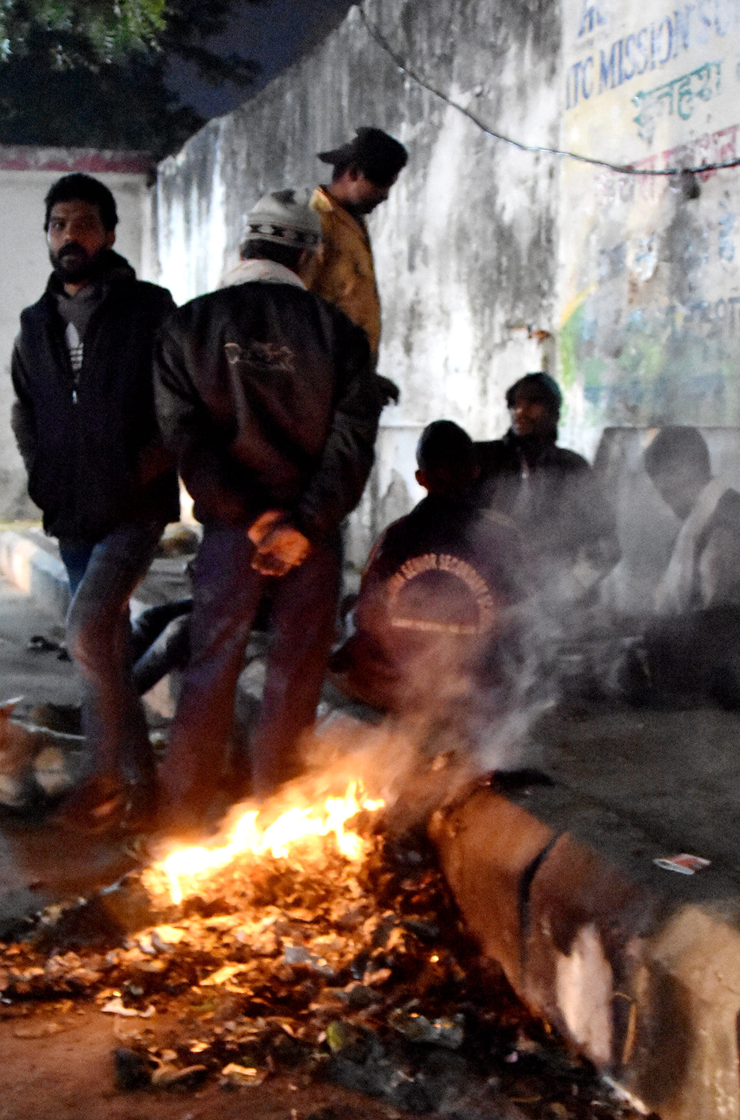 सहारनपुर के रेलवे स्टेशन परिसर में बढती ठंड को कूड़ा जला कर रात काटते लोग सहारनपुर के रेलवे स्टेशन परिसर में बढती ठंड को कूड़ा जला कर रात काटते लोग