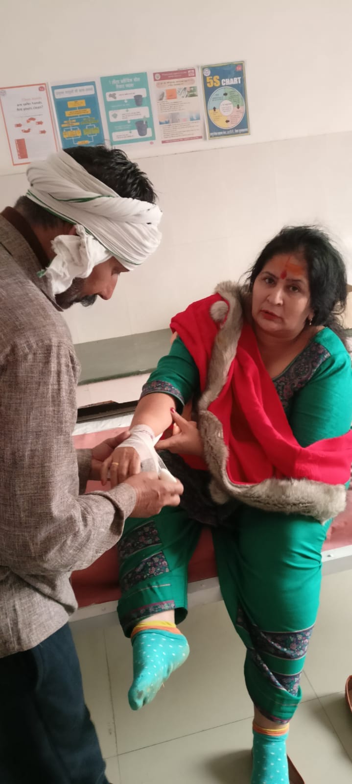 खतौली बाईपास पर सड़क दुर्घटना में घायल महिला। खतौली बाईपास पर सड़क दुर्घटना में घायल महिला।
