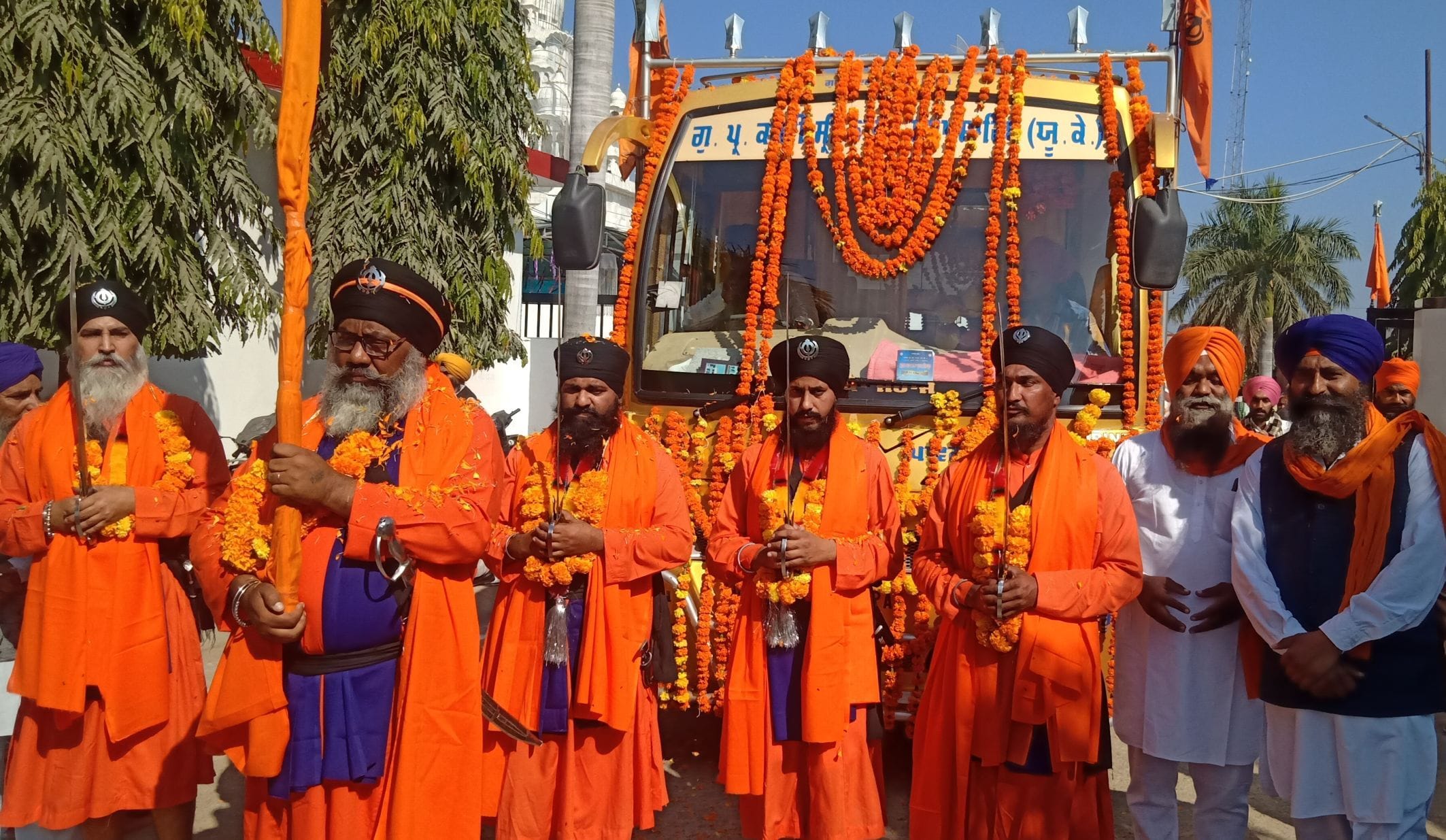 नानकमत्ता में निकले नगर कीर्तन गुरु महाराज की पालकी की अगुवाई करते चलते पंच प्यारे। नानकमत्ता में निकले नगर कीर्तन गुरु महाराज की पालकी की अगुवाई करते चलते पंच प्यारे।