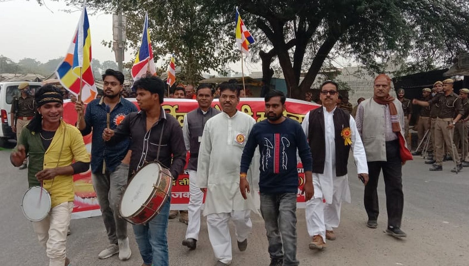 संकिसा में धम्म यात्रा में शामिल लोग। संवाद