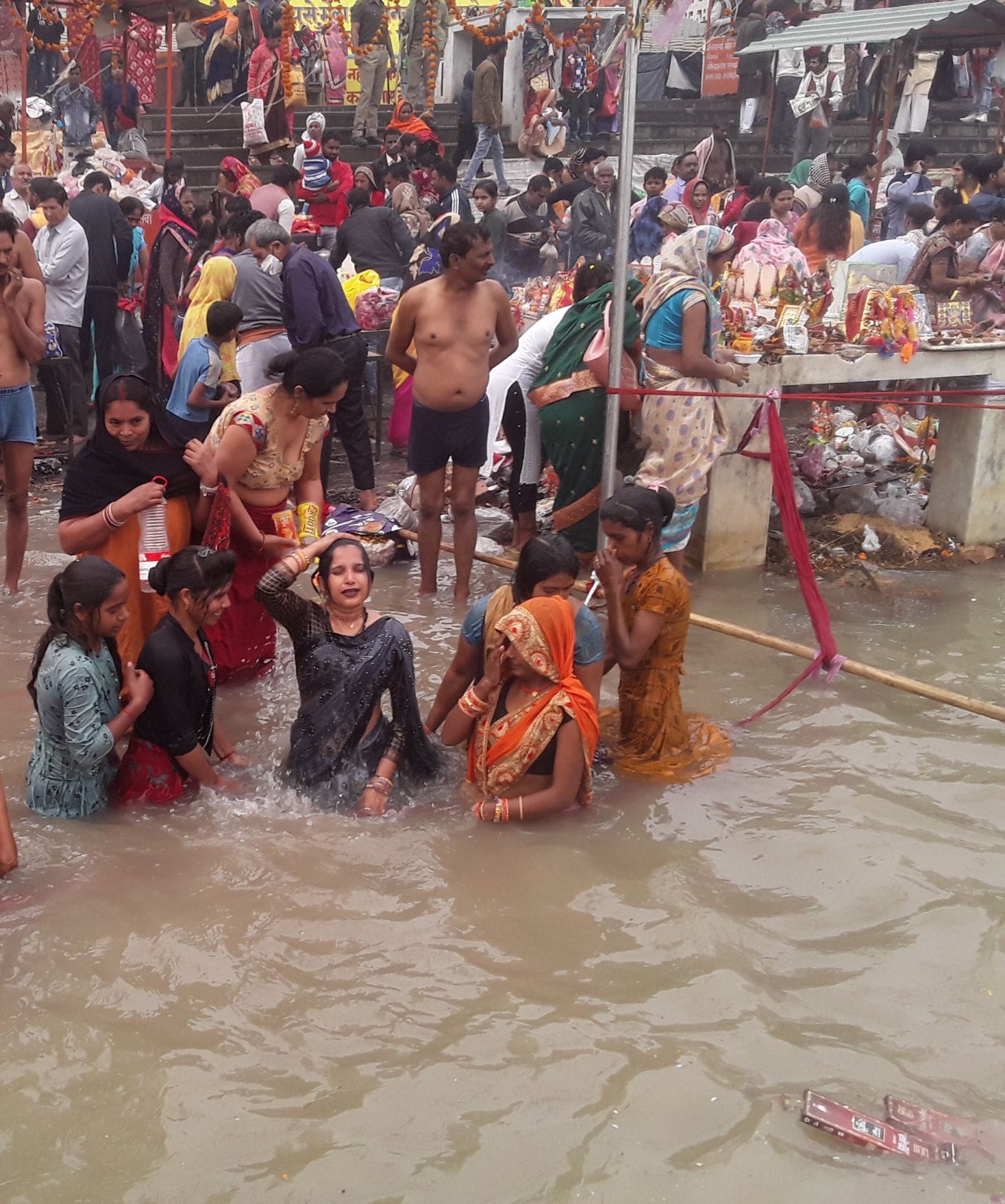 पांचाल घाट स्थित तट पर गंगा स्नान करते श्रद्धालु। संवाद पांचाल घाट स्थित तट पर गंगा स्नान करते श्रद्धालु। संवाद