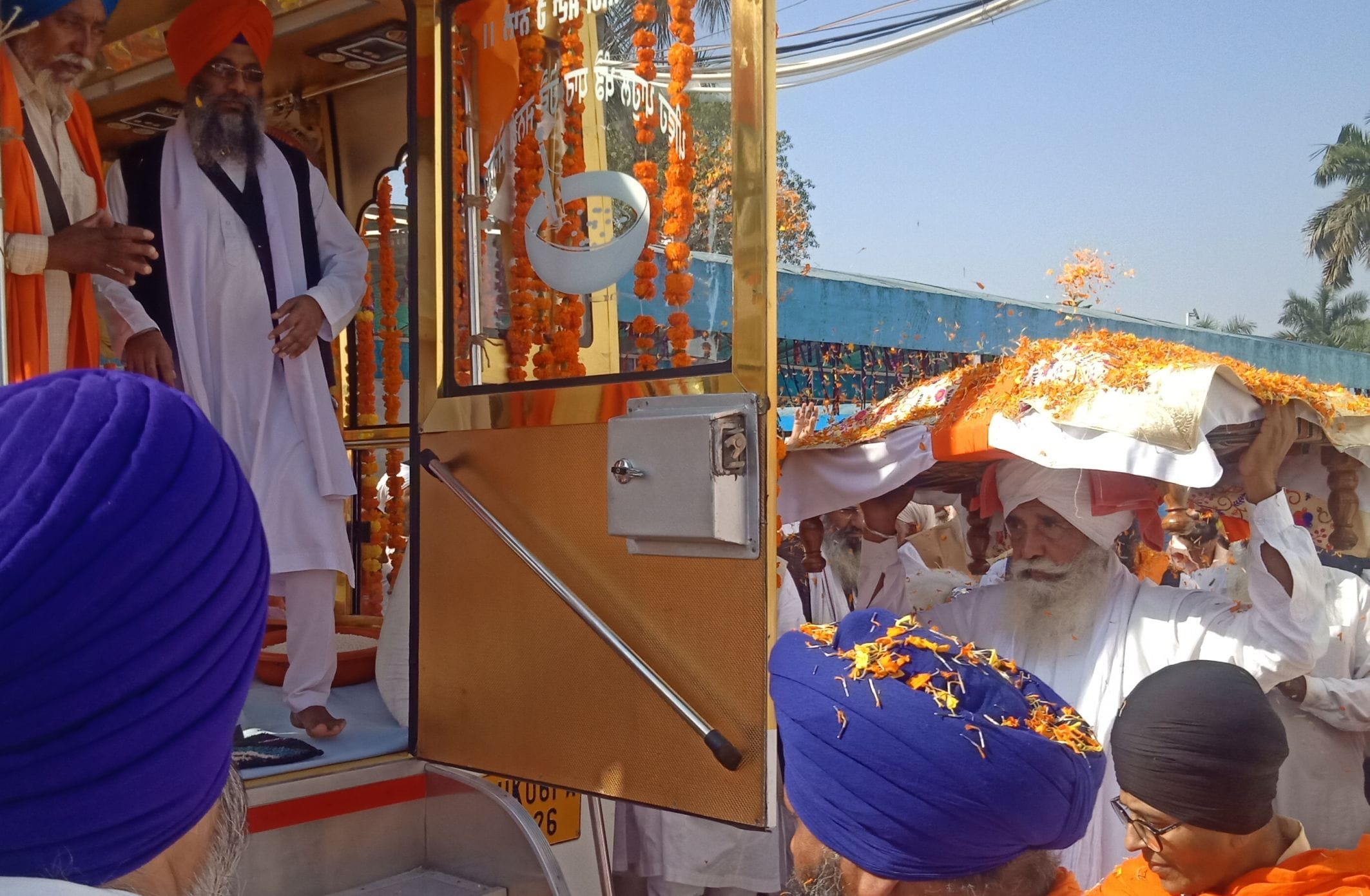 नानकमत्ता नगर कीर्तन में गुरु महाराज की पालकी सिर पर उठाकर वाहन में सवार करने ले जाते गुरुद्वारा नानकमत्ता नगर कीर्तन में गुरु महाराज की पालकी सिर पर उठाकर वाहन में सवार करने ले जाते गुरुद्वारा
