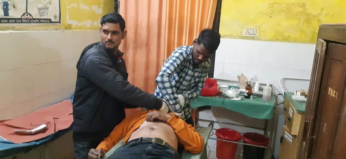घायल का उपचार करते स्वास्थ्य कर्मी घायल का उपचार करते स्वास्थ्य कर्मी