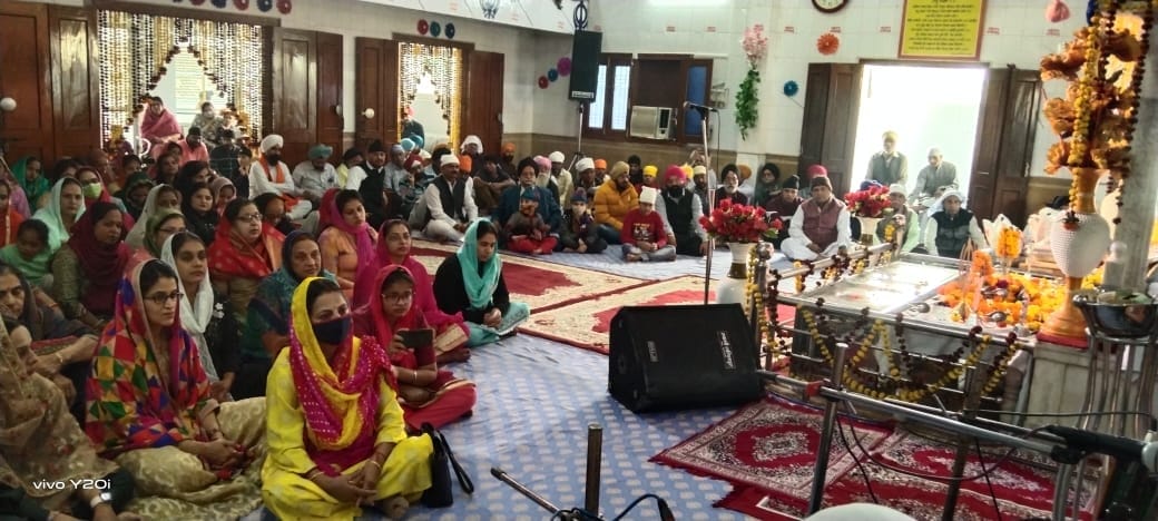 गुरु नानकदेव की जयंती पर गुरुद्वारे में मौजूद सिख सामुदाय के लोग गुरु नानकदेव की जयंती पर गुरुद्वारे में मौजूद सिख सामुदाय के लोग