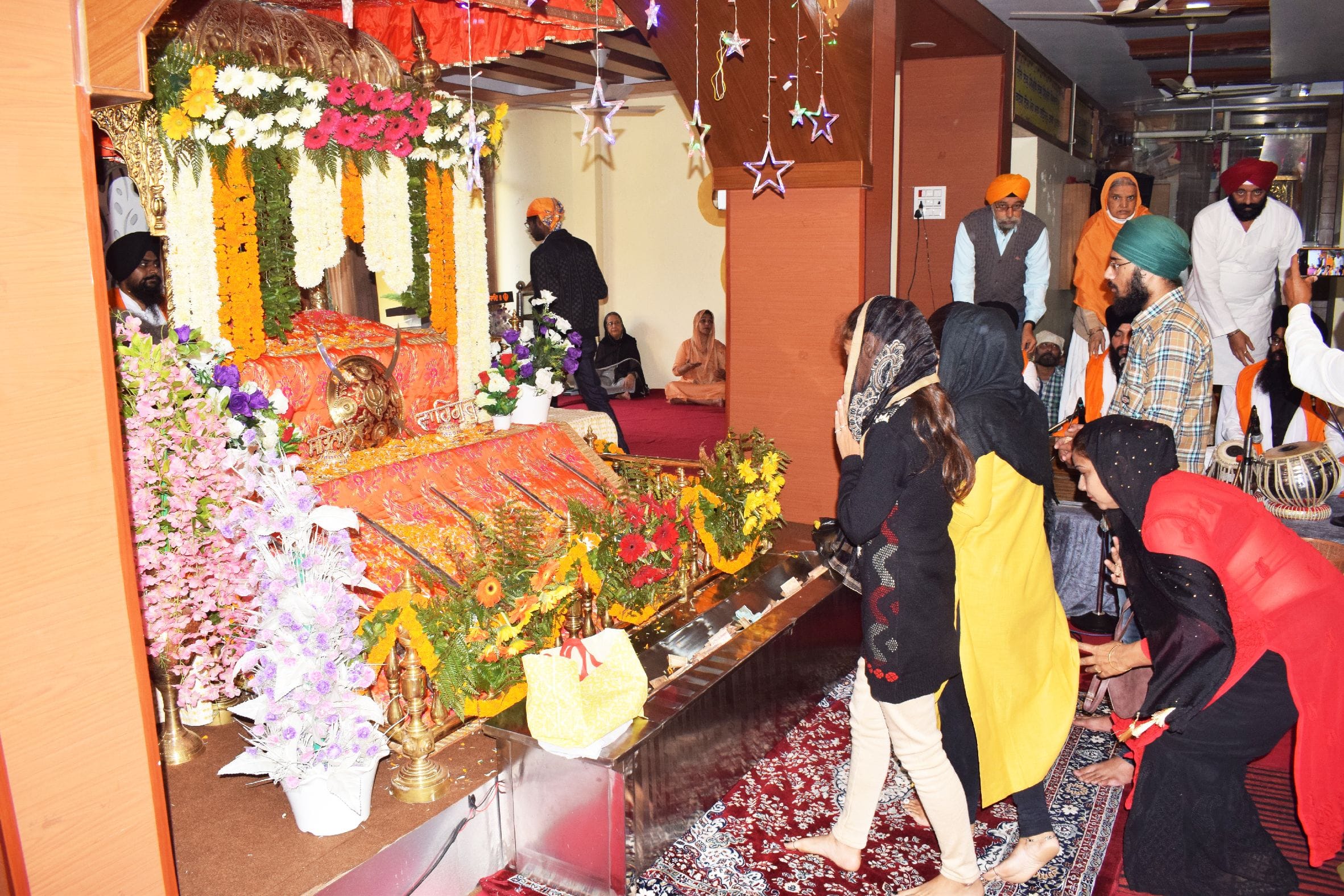 शाहजहांपुर में गुरुनानक देव महाराज के प्रकाशोत्सव पर गुरुद्वारा गुरुसिंह सभा में फूलों से सजा ग शाहजहांपुर में गुरुनानक देव महाराज के प्रकाशोत्सव पर गुरुद्वारा गुरुसिंह सभा में फूलों से सजा ग