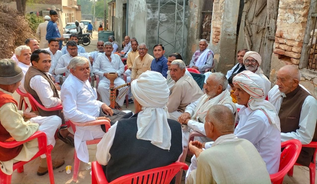   गांव काकड़ोली हुक्मी में खुशी प्रकट करते किसान। संवाद