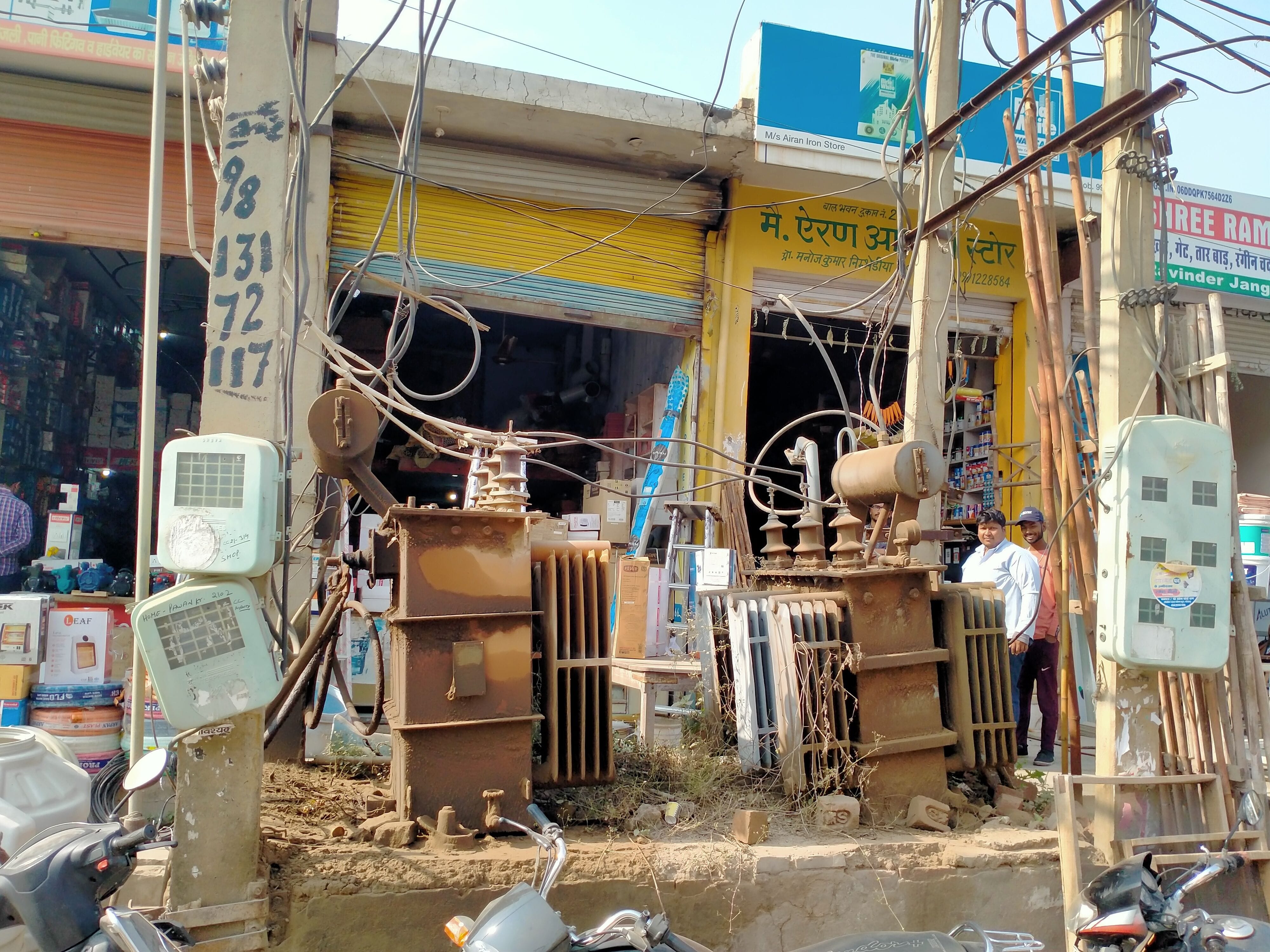  रेलवे रोड पर जमीन पर रखा ट्रांसफार्मर।