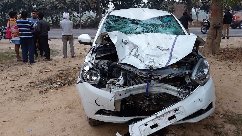 जलालाबाद में हुए हादसे में क्षतिग्रस्त कार । संवाद जलालाबाद में हुए हादसे में क्षतिग्रस्त कार । संवाद