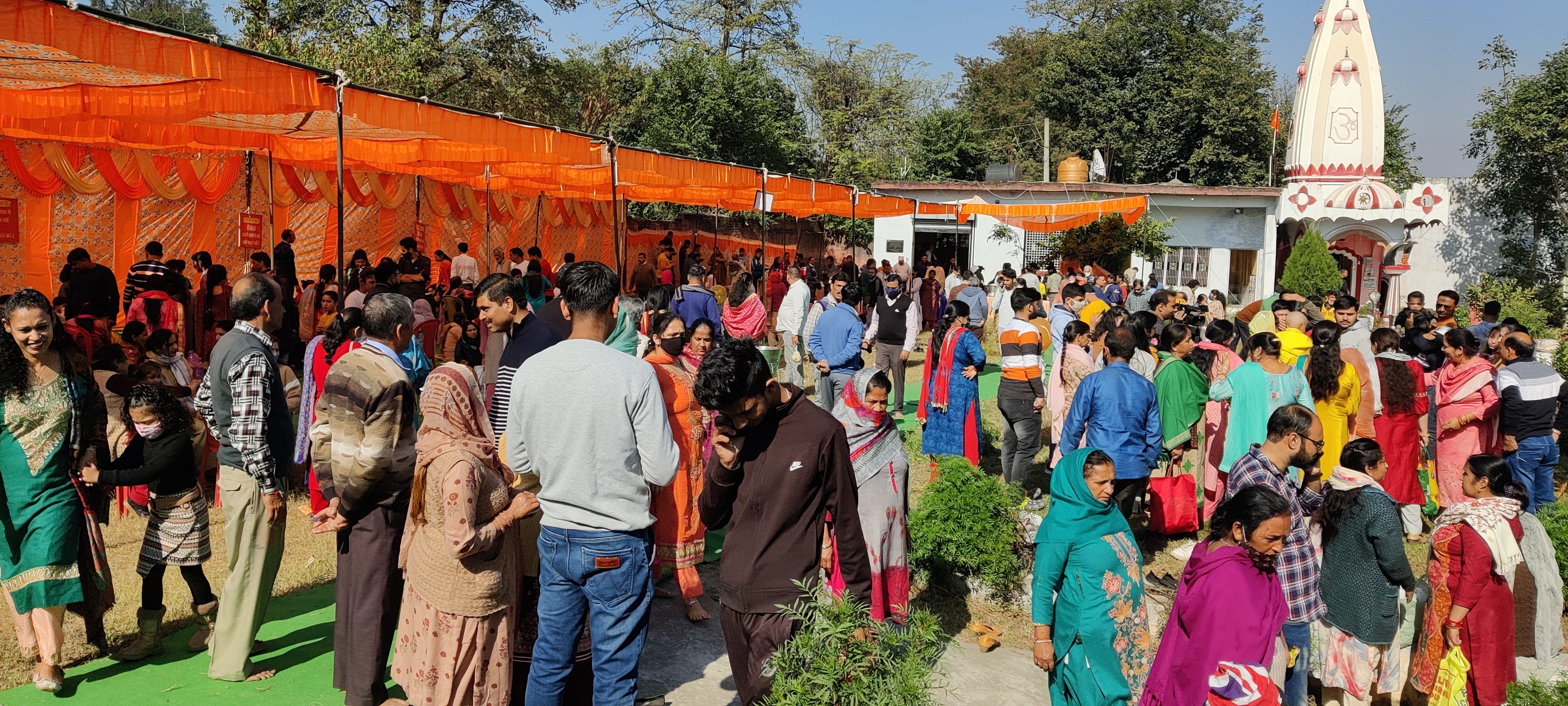उधमपुर में बाबा सहज नाथ मंदिर में आयोजित जंडियाल बिरादरी की मेल में पहुंचे लोग