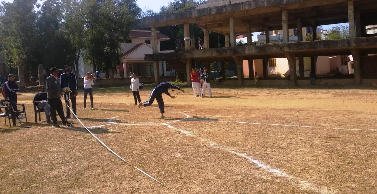 उधमपुर के सुभाष स्टेडियम में जारी एथलेटिक मीट में भाग लेतीं खिलाडी उधमपुर के सुभाष स्टेडियम में जारी एथलेटिक मीट में भाग लेतीं खिलाडी