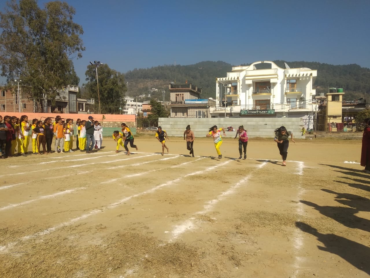 उधमपुर के सुभाष स्टेडियम में जारी एथलेटिक मीट में भाग लेतीं खिलाडी उधमपुर के सुभाष स्टेडियम में जारी एथलेटिक मीट में भाग लेतीं खिलाडी