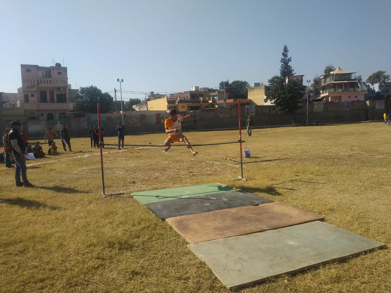 उधमपुर के सुभाष स्टेडियम में जारी एथलेटिक मीट में भाग लेतीं खिलाडी उधमपुर के सुभाष स्टेडियम में जारी एथलेटिक मीट में भाग लेतीं खिलाडी