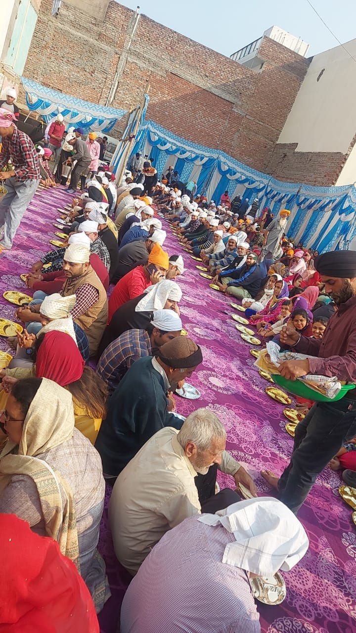 गुरु नानक देव के प्रकाश उत्सव पर लंगर में प्रसाद ग्रहण करते श्रद्धालु गुरु नानक देव के प्रकाश उत्सव पर लंगर में प्रसाद ग्रहण करते श्रद्धालु